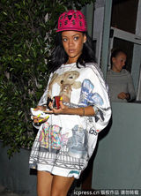 组图：蕾哈娜小熊休闲衫扮萌抢镜