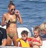 组图：妮可-里奇携家人出海 金色比基尼秀蛮腰