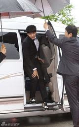 组图：2AM任瑟雍亮相百想红毯西装帅气领结俏皮