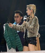 组图：蔡依林爆乳装性感捞金 紧身皮裤秀美腿