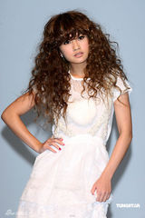 幻灯图集：杨丞琳长卷发似洋娃娃 白蕾丝裙可爱