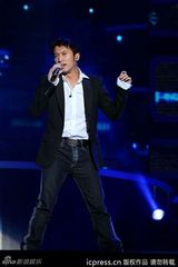 组图：谢霆锋献唱演唱会 蔡依林露胸垫上下走光