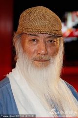 组图：《倭寇的踪迹》首映 女主角红裙艳丽