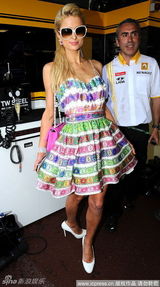 幻灯图：帕丽斯现身F1摩纳哥站 秀彩裙摆POSE成焦点