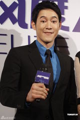 组图：潘霜霜直言容易爱上男人眼神