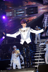 高清组图：罗志祥首登红馆 激动下跪亲吻舞台地板