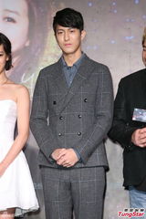 组图：郑元畅挑战多重人格 拖张钧甯“下水”