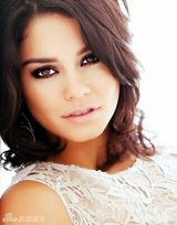 组图：凡妮莎-哈金斯白裙登杂志 美唇微翘眼神迷人