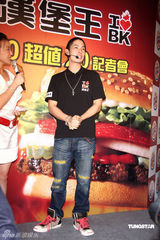 幻灯图：吴建豪担任一日店长 卖汉堡为粉丝服务 