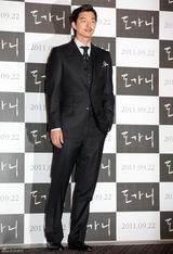 高清组图：孔侑郑柔美《熔炉》试映 情侣装亲密亮相