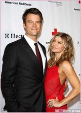 组图：黑眼豆豆主唱菲姬诞子 盘点夫妻恩爱照