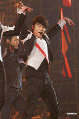 组图：Super Junior澳门开唱 空中大展高难度动作