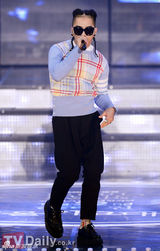 策划：哪吒头成新流行 麦莉凯蒂佩里撞发型