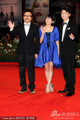 组图：《庸才》首映 堂富美蓝裙可爱臀部似鸡尾