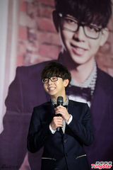 组图：胡夏帅气亮相记者会 现场大跳探戈