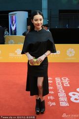 组图：刘璇黑裙披发现身红毯 自信秀美腿