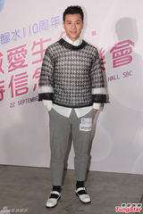 组图：任贤齐自愧腹肌不如张家辉 遭梁汉文投诉