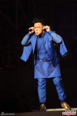 组图：章子怡为陈奕迅捧场送飞吻 郎朗伴奏