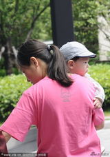 组图：霍思燕黑超抱娃闪车内 助理当保姆服侍