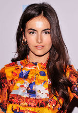 高清组图：卡米拉-贝尔印花礼服亮相光彩照人