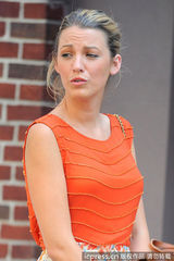 组图：莱弗利碎花裙赶拍《绯闻女孩》 搞怪表情不断