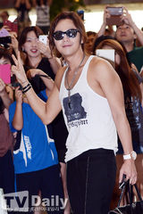 组图：张根硕现身机场 粉丝送蛋糕提前庆生