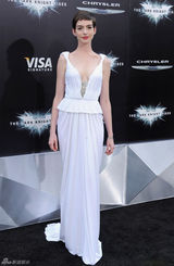 组图：新《蝙蝠侠》首映群星璀璨 海瑟薇宛如公主