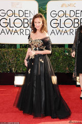 组图：《边缘之舞》杰奎琳-比赛特黑色刺绣纱裙