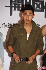 组图：黄日华父女档合作拍剧 关楚耀饰精神病患