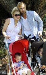 幻灯图集：布兰妮和男友携儿子出游 场面温馨