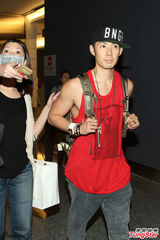 组图：吴建豪返台证实婚讯 否认奉子成婚