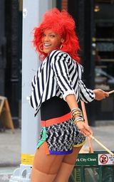 组图：蕾哈娜纽约街头拍MV 红发热裤打扮惹眼