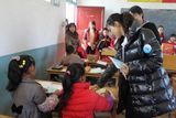 高清组图：张静初公益在行动 深入贫困山区支教