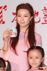 组图：邓丽欣出席活动粉色长裙显娇俏