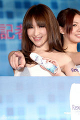 幻灯图集：萧亚轩性感抹胸洋装代言 否认变宗教信仰