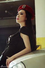 组图：芙蓉姐姐全新制服写真曝光 一改往日淑女形象