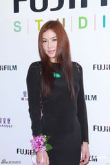 组图：乐基儿现身揭幕礼 黑色大透背装抢镜