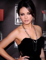 组图：艾什顿-库彻携女友北京街头秀恩爱