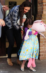 组图：6岁苏瑞可爱现身 花裙抢眼毛绒玩具不离身