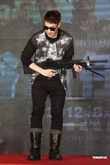 组图：潘玮柏酷装扛枪亮相 对“史泰龙”袭胸