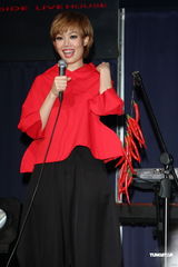 组图：容祖儿睽违11年台北开唱 一身大红烧乌龟