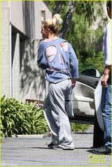 组图：布兰妮穿破洞装素颜出行 男友恩爱相随