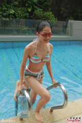 组图：港姐佳丽首度泳衣亮相 水上展傲人身姿