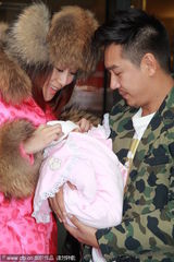 组图：陈浩民接太太出院春风得意 爱女包裹粉嫩可人