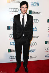 高清组图：妮娜-杜波夫性感黑裙亮相慈善晚宴