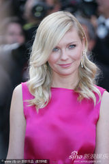 组图：邓斯特戛纳走秀紫红裙装简约亲切