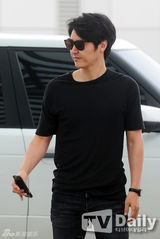 组图：《听声》主演出国度假 李钟硕未同行