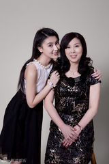 组图：甘薇母亲节大片曝光 携妈妈出镜展浓浓深情