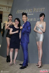 组图：吴建豪帅气站台 喜欢收藏手表