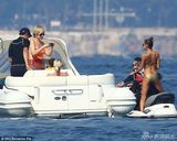 组图：妮可-里奇携家人出海 金色比基尼秀蛮腰